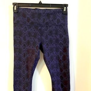Athleta Ultimate Stash Pocket Navy Blue Snake 7/8 Leggings Size Small Petite